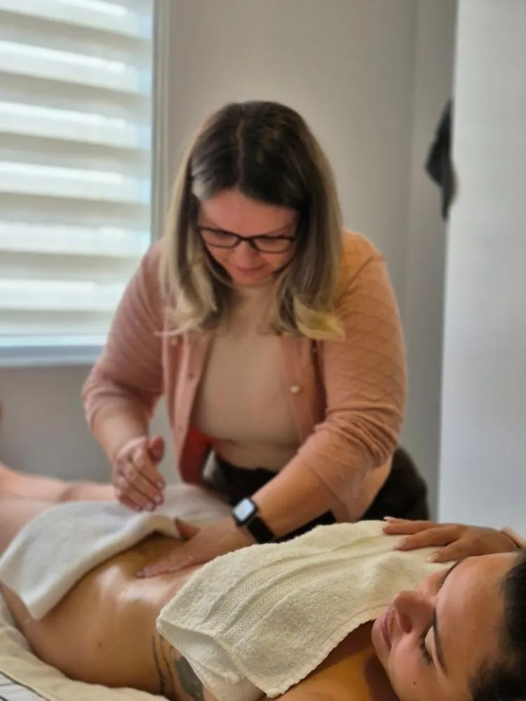 Dra. Josiane realizando drenagem durante a mentoria